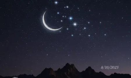 La Luna creciente junto al cúmulo estelar de las Pléyades en el cielo nocturno, representando la conjunción del 9 de octubre.